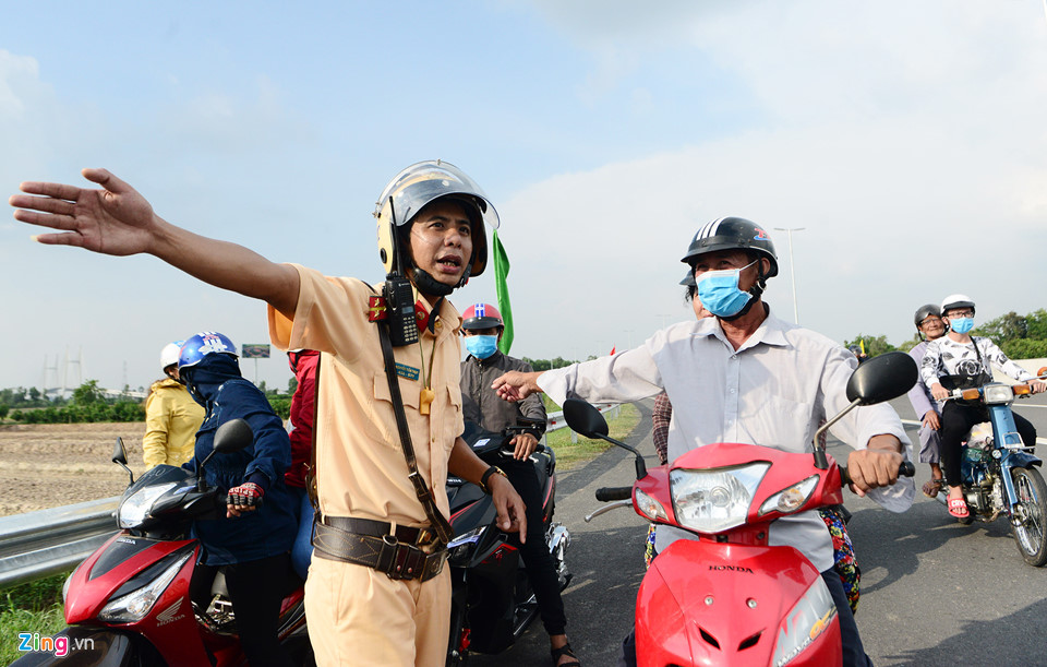 Dòng người ùn ùn lên cây cầu mới ở Đồng Tháp đi thử và chụp ảnh